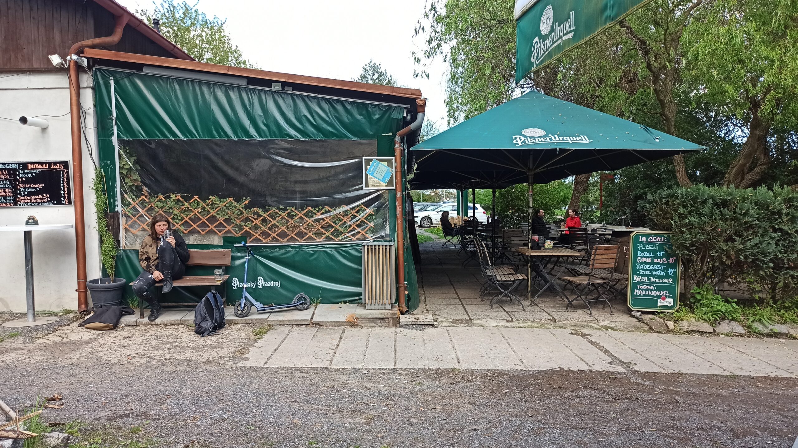 Vstup do restaurace U rybníka s venkovním posezením