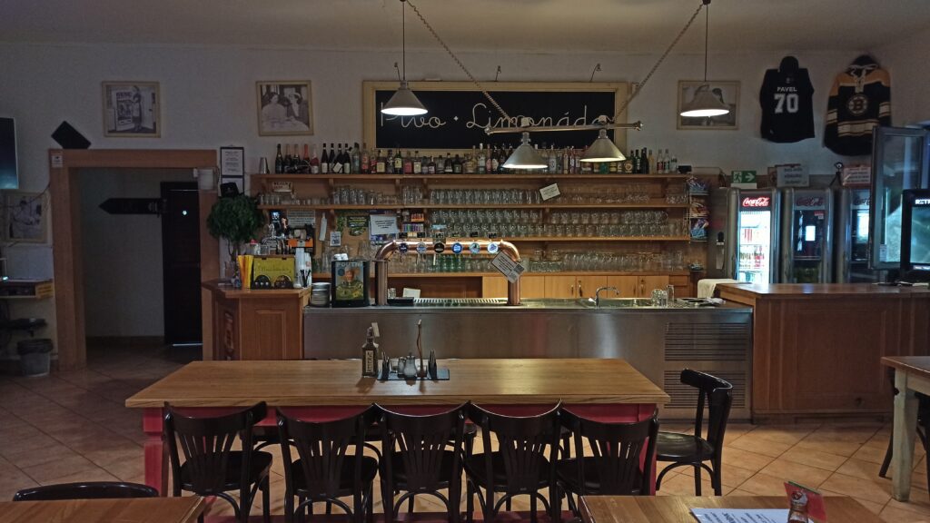 Bar restaurace U rybníka s výčepem a tabulí Pivo · Limonáda
