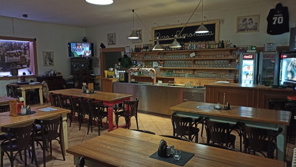 Interiér restaurace U rybníka s posezením